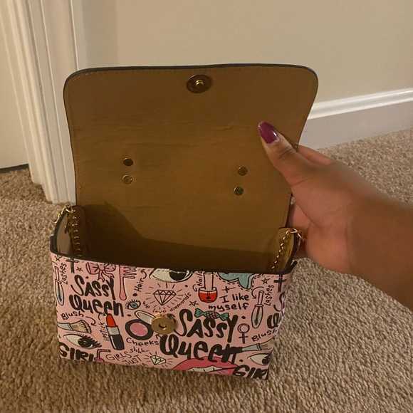 Cute and fun crossbody bag! Transfers from crossbody to handheld! - Picture 2 of 6